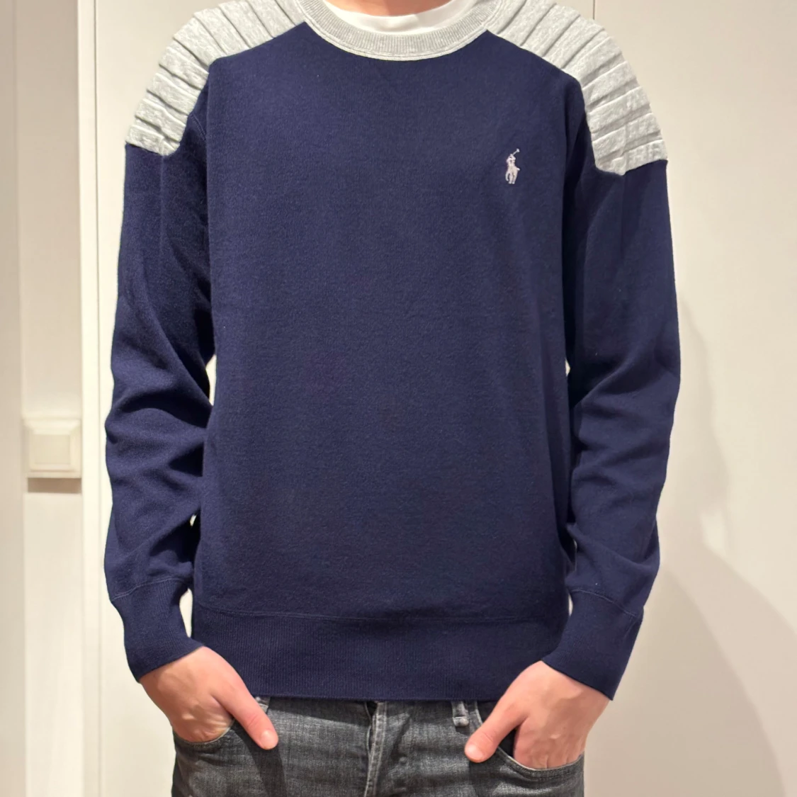 Mörkblå tröja med grå axlar från Ralph Lauren