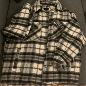 Rutig overshirt från Zara -  rutig overshirt/ vårkappa i svart, vit och grå från Zara. 