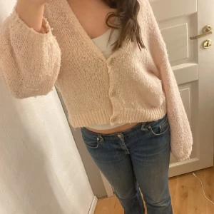 Rosa stickad kofta från Vila - Hej! Säljer den här koftan från Vila.Den är i nytt skick storlek S. Skriv vid intresse!