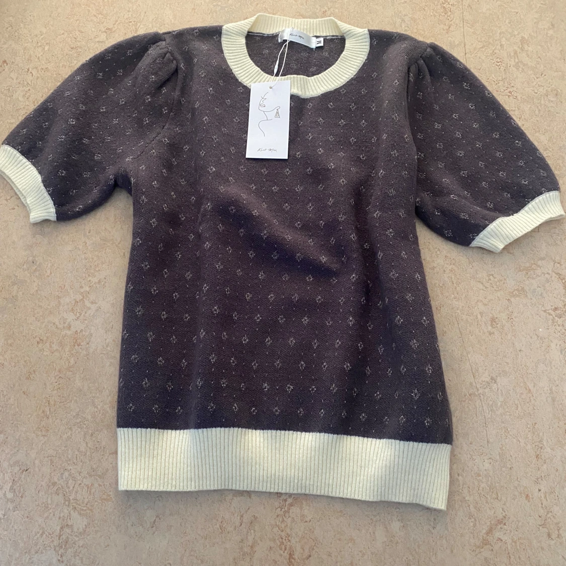 Tröja med lagom puffärm