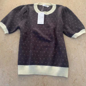 Tröja med lagom puffärm - Helt oanvänd. Hör av er vid fler funderingar💕