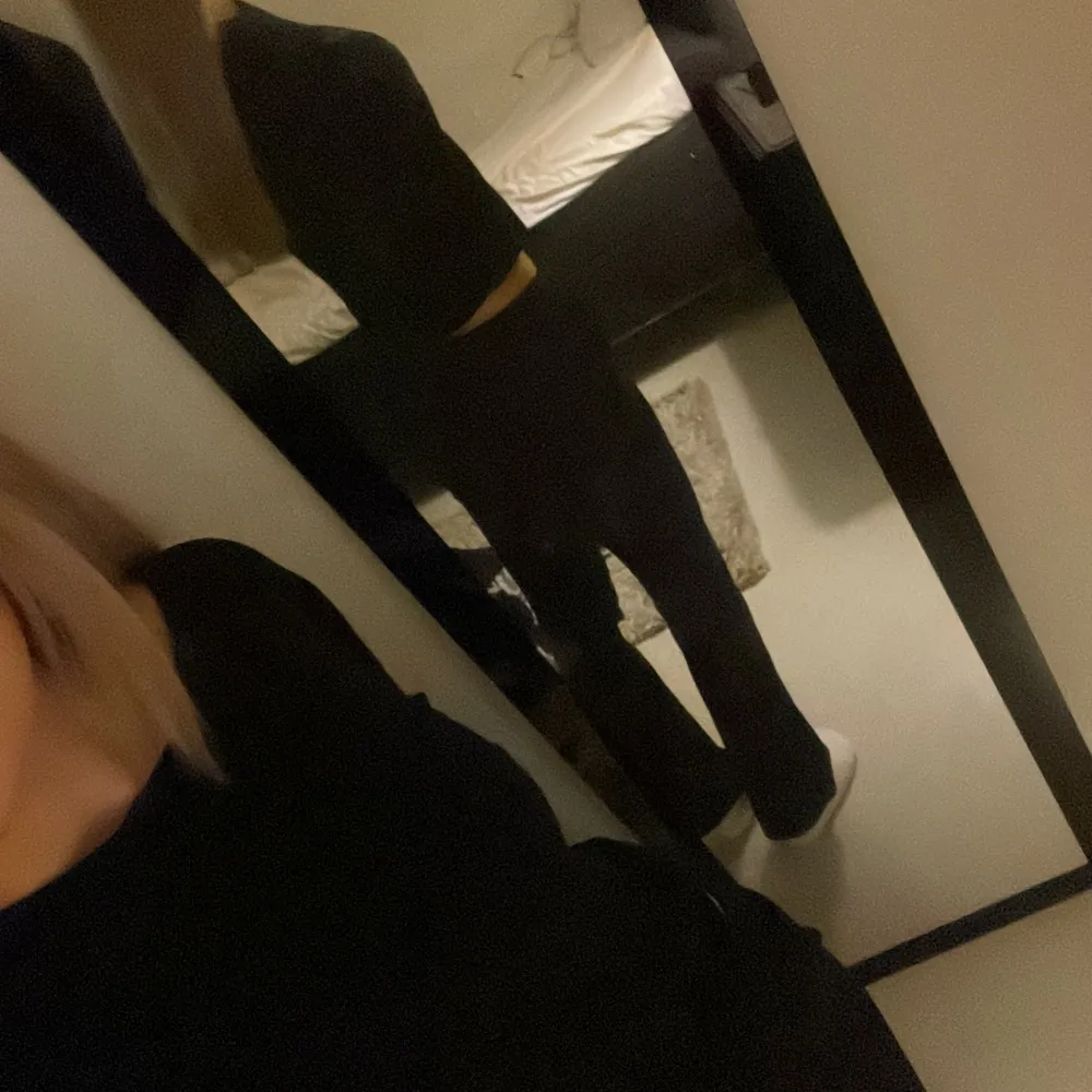 Säljer en stilren svart långärmad tröja. Perfekt för en enkel och elegant look. Tröjan har en normal passform och är tillverkad i ett mjukt material.. Neuletakit & Villapaidat.
