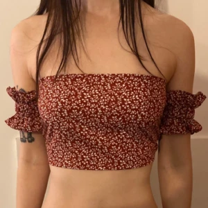 Röd blommig offshoulder topp - Topp i gulligt mönster från Shein i storlek xs. Aldrig använd.