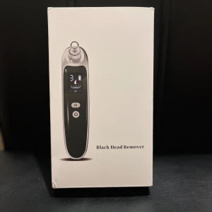 Elektrisk Blackhead Remover - Säljer en elektrisk blackhead remover med flera utbytbara munstycken. Den har en digital display och laddas via USB. Perfekt för att rengöra porer och ta bort pormaskar effektivt. Kompakt design i svart och silver.