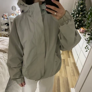 Regn/vindjacka - Skitsnygg vind/regnjacka ifrån hm, herr storlek så den är något större i storleken 