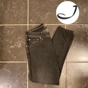 Jacob Cohen Jeans - Tvär feta jeans från Jacob Cohën med en skön tvätt. Väldigt stretchiga och bekväma! Passformen är slim/ straight. Liknar replay anbass passformen. Passar dig som är runt 170 lång. Jeansen är i absolut TOPP skick! MVH// Valenco
