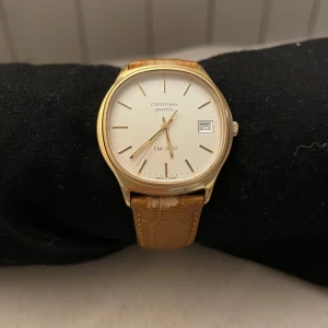 Certina klocka - Säljer stilren Certina quartz klocka. Funkar utmärkt. Har lite repor på glaset men syns om man har lampa direkt på. Skriv gärna om ni har frågor