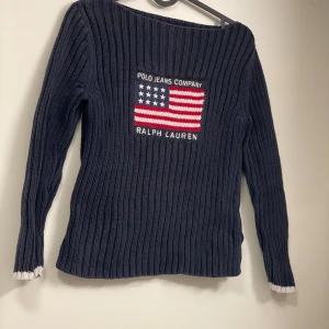 Mörkblå stickad tröja från Ralph Lauren - Mörkblå stickad tröja från Ralph Lauren Tröjan har långa ärmar och är tillverkad i 100% bomull. ~🌸#RalphLauren #unisex #marinblå