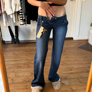 Lågmidjade vintage jeans  - Midjemått( rätt över): 35cm  Inerbenslängd: 82cm   Köp dem via ”KÖP NU” eller Swish  Modellen är 170 cm, inga defekter 💕 