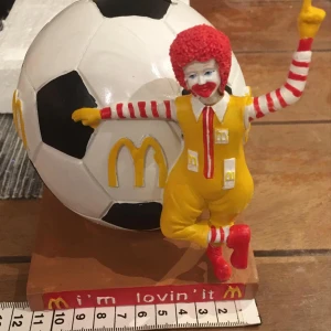 Ronald McDonald's fotbollsprydnad/sparbössa  - En unik Ronald McDonald's sparbössa men finns ingen öppning.. Rolig som"prydnad" annars. Basen har texten 'i'm lovin' it'. Perfekt för samlare eller fotbollsfans. Inte lätt få tag på.. 