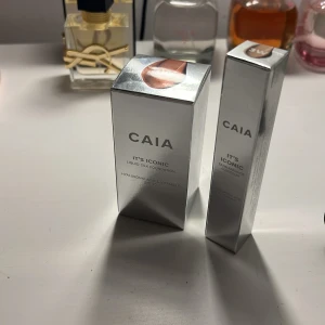 CAIA It's Iconic Foundation - Säljer CAIA It's Iconic Liquid Silk Foundation Produkten innehåller hyaluronsyra och vitamin C. Foundationen har SPF 20 och nyansen 3W. Helt oanvända och insåg att beställt helt fel.. OBS!! CONCEALERN ÄR SÅLD!!