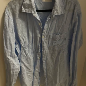 Ljusblå skjorta från Zara - Säljer nu denna fina tröja då den är för liten för mig. Storlek M. Köpt på Zara och är i väldigt fint skick. Hör av er om fler bilder eller frågor