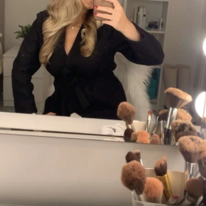 Svart kavaj med knytband - Snygg svart kavaj med knytband i midjan. Perfekt för en stilren look. Kavajen har en v-ringad design och långa ärmar. Köpt från Ellos för 500kr i strl S 💗 säljer för 150kr