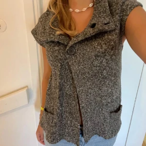 Grå stickad kofta med knappar - Storlek s