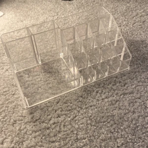 Transparent sminkorganiserare - Praktisk  sminkorganiserare med flera fack för att hålla ordning på sminkprodukter. Perfekt för läppstift, borstar och andra små tillbehör. Skriv vid andra frågor💕💕