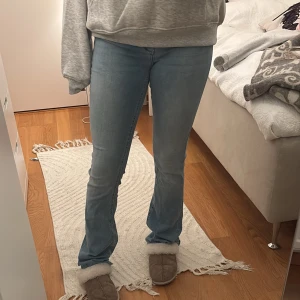 Blå bootcut jeans - Snygga ljusblå bootcut jeans från only som är perfekta till skola och jobb. De är stretchiga och jätte sköna, jag säljer dom för de ej kommer till användning då de är för långa för mig vilket man ser på sista bilden💓knappt använda max 3 ggr