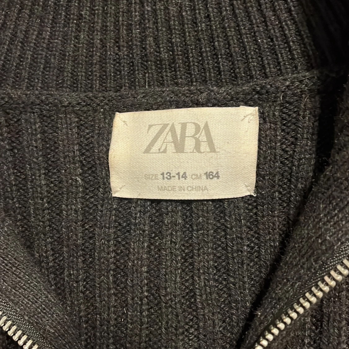 Svart zip kofta från Zara - 3