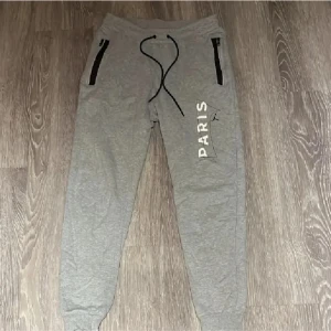 Nike x PSG mjukisbyxor - Säljer dessa snygga och sköna par mjukisbyxor från Nike/Jordan! Storlek M men passar även S då de är små i storlek. Köptes från Nikes hemsida. Nypris 900