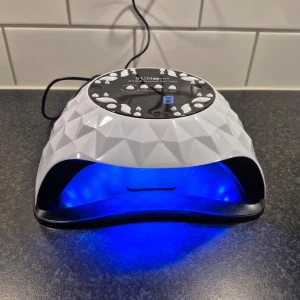 Uv lampa - Säljer en superbra uv lampa för både akryl och gele naglar. Lampan är från sun. Säljer den pga jag har två stycken. Lampan är stor, vilket gör den bra för två händer och även tår.