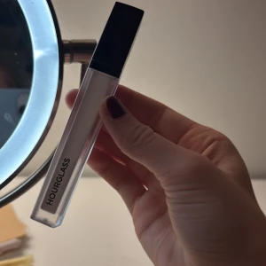 Hourglass Vanlish Concealer  - Snygg och flawless concealer från Hourglass i nyansen Creme. Endast testad och säljer då det var fel färg. Enormt fin på huden och ger ett jättefint lyster 💗. Kontakta mig vid intresse av denna produkt. Nypris 500kr. 