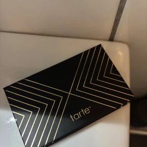 Ögonskuggspalett från Tarte - Elegant ögonskuggspalett från Tarte med sex nyanser: spotlight, cinema, glamorous, stiletto, diva och showcase. Aldrig använd