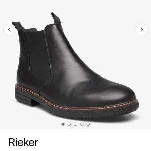 Svarta Chelsea boots från Rieker - Snygga svarta Chelsea boots från Rieker i skinn. Är väldigt bekväma och passar för både höst och vinter. Har använts totalt 2 ggr men är tyvärr för små i storleken för mig. Nypris 1000kr. Pris går att förhandla vid snabb affär😊