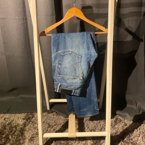 Acne Jeans - Vintage Acne Jeans (SJUK wash) Skick: 7/10 (Tyvärr lite fläckar som de flesta vintage jeans men inget som märks) Storlek: 31/32 (Straight/slim) Färg: Blå Hör av er vid fler frågor eller funderingar!!🙌😊// Hugo
