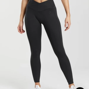 Svarta leggings från Gymshark - Svarta crossover leggings från Gymshark i body fit. Helt nya