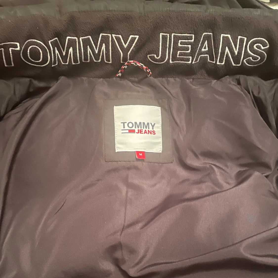 Svart pufferjacka, strl M från Tommy Hilfiger - 91