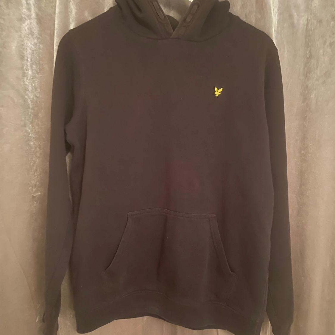Svart hoodie från Lyle & Scott, strl 14/15 år