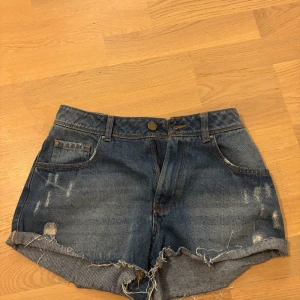 Blå jeansshorts från italiensk butik ZUIKI - aldrig använd, ingen lapp. Snygga blå jeansshorts med slitna detaljer och fransig kant. Perfekta för en avslappnad stil. De har fem fickor och knappgylf. #sommar#italiensk