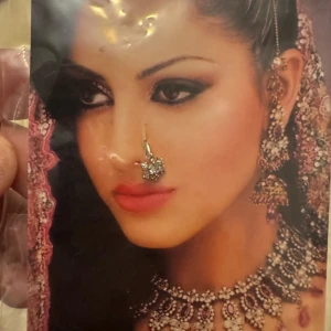 piercing glittrig  - Vackert indiskt smycken med detaljerade  Piercing i silver. glittriga stenar Perfekt för speciella tillfällen.