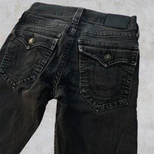 True religion jeans - Super snygga true religion jeans, lowwaist bootcut 🖤riktigt bra skick inga defekter! Storlek 28, längd 108cm, midja 38cm, ben öppningen 18cm 🌟