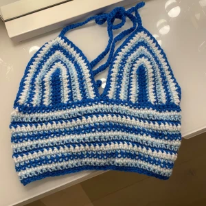 Stickad topp 💙🪩 - Säljer den här såå fina stickade toppen från någon här på plick som stickat den. Den är använd sparsamt (ca fyra gånger) så den har inga defekter. Så fin till en kjol, över en bikini eller till ett par shorts  på sommaren 🤍Nypris var ca 200kr och den passar storlek XS/S. Skriv för frågor 🪩❤️‍🔥