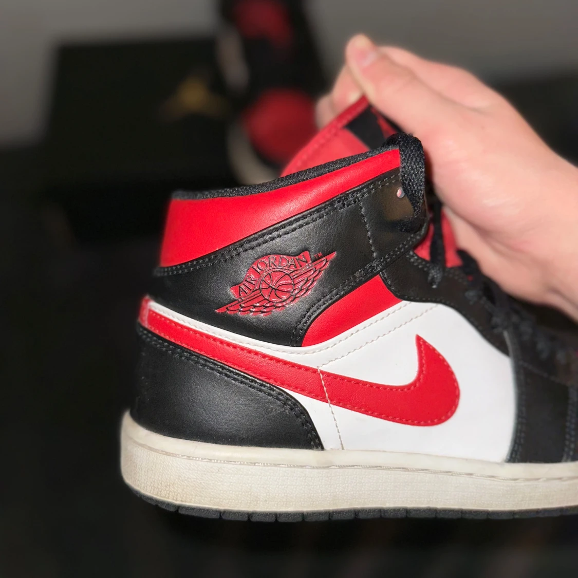  Jordans i svart, röd och vit - 90