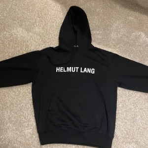 Helmut Lang hoodie  - Tja! Säljer nu min otroligt feta Helmut Lang hoodie som är sprillans ny! Köpt av leverantör i Frankrike. Aldrig används. Storlek M, mvh store 101 