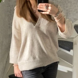 Snygg stickad - Stickad tröja, ganska använd men i väldigt bra skick 