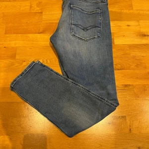 Blå jeans från Replay - Snygga blå jeans från Replay i modellen anbass.  Jeansen är i bra skick, inte använt dem så mycket. Dem är i storlek W33 L32.