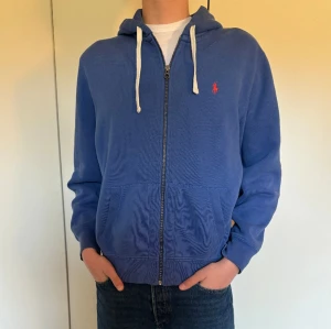 Ralph Lauren Zip - Ralph Lauren zip i mycket bra skick som passar perfekt till våren☀️ Vid frågor är det bara att höra av er🙌