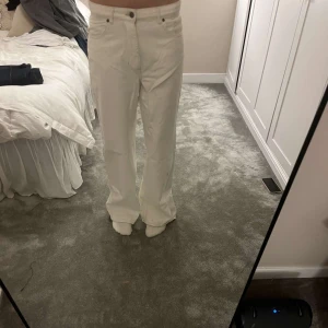 Vita jeans från Carin Wester - Snygga vita jeans från Carin Wester i modellen Sasha. 