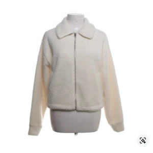 Vit teddyjacka med dragkedja - Mysig vit teddyjacka med dragkedja framtill. Perfekt för kyliga dagar. Jackan har en klassisk krage och långa ärmar. Använd fåtal gånger, i princip nyskick men säljer då jag fick en ny liknande i julklapp och behöver inte två. Är köpt från märket STAY. 