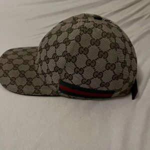 Gucci keps  - Helt ny har även kvittot till kepsen. 