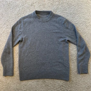 Grå stickad tröja -  grå stickad tröja. Passar M. 