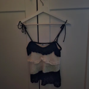 Randig topp från Zara - Snygg randig topp från Zara i blått och vitt. Toppen har smala axelband och volangdetaljer framtill. Perfekt för en somrig look!