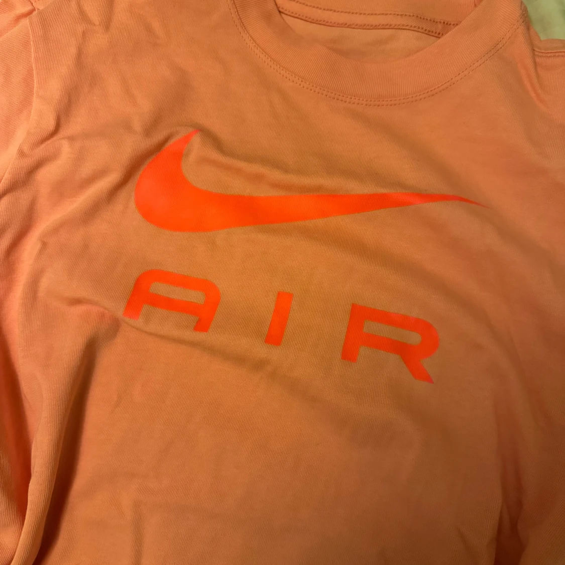 Korallfärgad t-shirt från Nike - 90