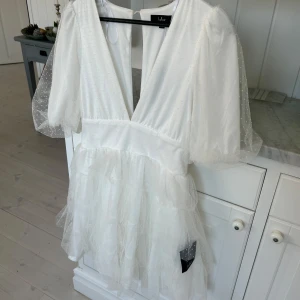 Studentklänning - Säljer denna super fina klänningen från Lulus med prislappen kvar💞Perfekt för studenten!