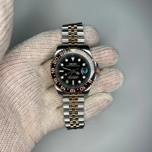 40mm Seiko Rootbeer GMT Mod - Hej. En jättesnygg Seiko Rootbeer GMT Mod till salu. Om klocka: NH34 GMT automatisk Seiko rörelse. 904L rostfritt stål. C3 Lume (lyser i mörkret). Öppen baksida med safir glas. Jubilee armband. Använd nån gång av mig men är i nyskick. Verktyg ingår!