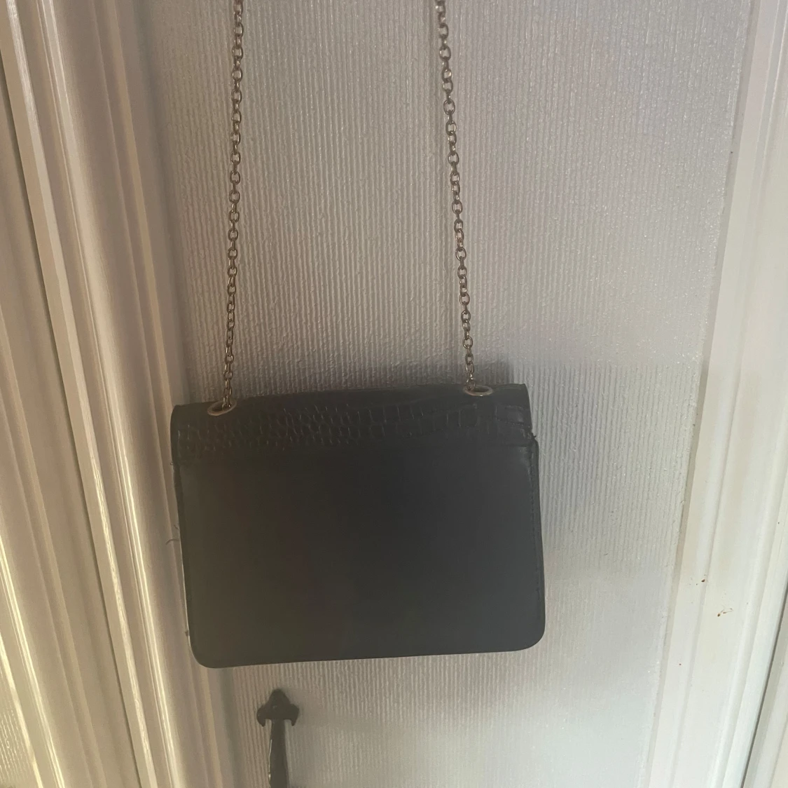 Svart axelväska med kedja - 90