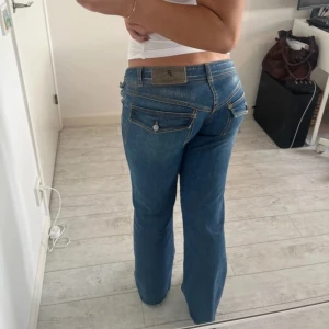 Lågmidjade bootcut jeans - Super snygga lågmidjade jeans, midjemått 38 och innerbenslängd 77 cm