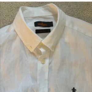 Vit linneskjorta från Morris - Snygg vit skjorta i linne från Morris med klassisk krage och perfekt för en stilren look.